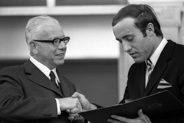 Torwart Horst Wolter (re.) wird von Bundespräsident Gustav Heinemann (beide BR Deutschland) das silberne Lorbeerblatt verliehen Fußball WM Herren Verleihung des silbernen Lorbeerblattes, Nationalmannschaft 1970, Nationalteam, BRD, BR Deutschland, Gruppe Villa Hammerschmidt, Weltmeisterschaft 1970, SPD Bonn, silbernes Lorbeerblatt