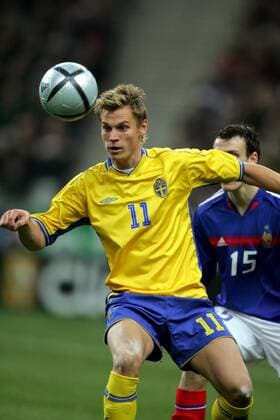 Marcus Rosenberg (Schweden) gegen Squillaci (Frankreich) Fußball Länderspiel Herren Länderspiel 2005, Freundschaftsspiel, Test, Testspiel, Nationalmannschaft, Nationalteam, Vdig Gruppe pan8251 Paris, St. Denis, Saint Dynamik,  