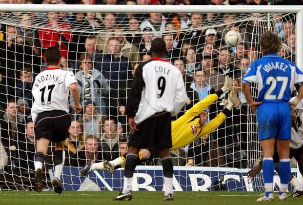 Strafstoß: Torwart Lee Camp (Derby County) ist machtlos und der Ball schlägt zum 1:1 in den Dreiangel ein -  Fußball Herren FA Cup 2004 2005, Englischer Pokal, FC Fulham - Derby County 4:2 n.V., Pokalspiel, Vdig Totale London Dynamik, Abwehr,