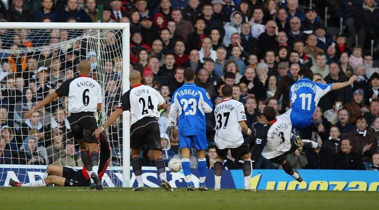Paul Peschisolido (re., Derby County) trifft zum 2:2, die Abwehrreihe von Fulham macht bei dem Gegentor keine gute Figur -  Fußball Herren FA Cup 2004 2005, Englischer Pokal, FC Fulham - Derby County 4:2 n.V., Pokalspiel, Vdig Totale London Dynamik,