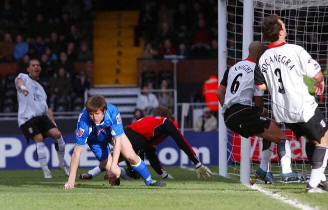 Freud und Leid: Grzegorz Rasiak (li., Derby County) trifft zum 0:1, Carlos Bocanegra (re.) und Zat Knight (beide Fulham) enttäuscht -  Fußball Herren FA Cup 2004 2005, Englischer Pokal, FC Fulham - Derby County 4:2 n.V., Pokalspiel, Vdig Gruppe London Enttäuschung,