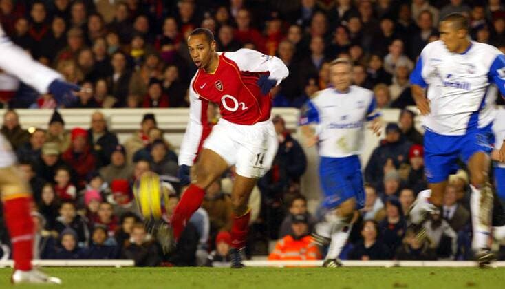 Thierry Henry (Mitte, Arsenal) - Schuss -  Fußball Herren English Premier League 2004 2005, 1. Englische Liga, Arsenal FC London - Crystal Palace 5:1, Gruppe London Dynamik,