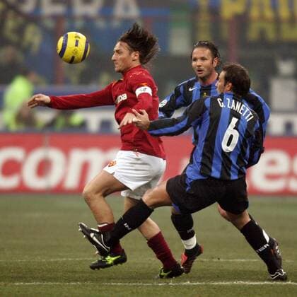 Francesco Totti (li., Roma) gegen Sinisa Mihajlovic (Mitte) und Cristiano Zanetti (beide Inter) -  Fußball Herren Serie A 2004 2005, 1. Italienische Liga, Internazionale Mailand - AS Rom 2:0, Vdig Gruppe Mailand Dynamik,