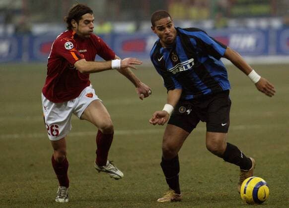 Simone Perrotta (li., Roma) gegen Adriano (Inter) -  Fußball Herren Serie A 2004 2005, 1. Italienische Liga, Internazionale Mailand - AS Rom 2:0, Vdig Gruppe Mailand Dynamik,
