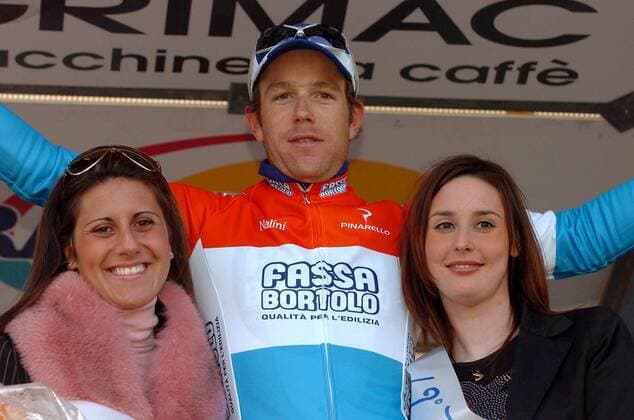 Kim Kirchen (Luxemburg Fassa Bortolo) posiert mit zwei Hostessen -  Radsport Herren Trofeo Laigueglia 2005, Straßenradsport, Straße, Rad Gruppe