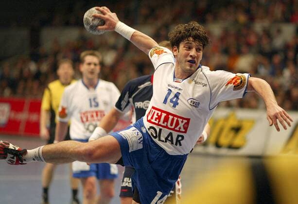 Bertrand Gille (Hamburg) - Siebenmeter Handball 1. BL Herren DHB Pokal 2004 2005, Pokalspiel, HSV Hamburg Einzelbild Hamburg Dynamik