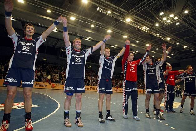 Schlußjubel Flensburg - v.l.: Marcin Lijewski, Joachim Boldsen, Sören Stryger, Jan Holpert und Andrej Klimovets Handball 1. BL Herren DHB Pokal 2004 2005, Pokalspiel, SG Flensburg-Handewitt Gruppe Hamburg Freude,