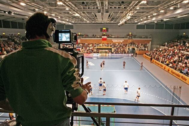 Liveübertragung der Viertelfinalpartie im DHB Pokal Hamburg - Flensburg aus der Alsterdorfer Sporthalle Handball 1. BL Herren DHB Pokal 2004 2005, Pokalspiel, Viertelfinale, HSV Hamburg - SG Flensburg Handewitt 27:33, Vdig Totale Alsterdorfer Sporthalle, Handballhalle, Kameramann Hamburg, Kameramänner