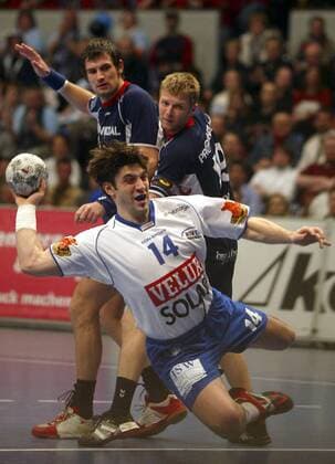 Bertrand Gille (Hamburg, vorn) gegen Sören Styger (re.) und Marcin Lijewski (beide Flensburg) Handball 1. BL Herren DHB Pokal 2004 2005, Pokalspiel, HSV Hamburg - SG Flensburg Handewitt 27:33 Gruppe Hamburg Dynamik,