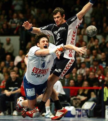 Bertrand Gille (Hamburg, li.) gegen Marcin Lijewski (Flensburg) Handball 1. BL Herren DHB Pokal 2004 2005, Pokalspiel, HSV Hamburg - SG Flensburg-Handewitt 27:33 Gruppe Hamburg Dynamik, Kampf