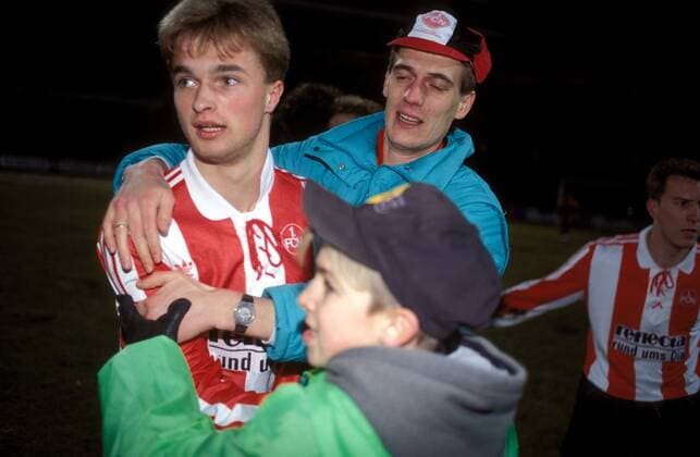 Christian Wück (Nürnberg) wird von den Fans bejubelt Fußball 1. BL Herren DEUTSCHSPRACHIGE SPORTZEITSCHRIFTEN UND -ZEITUNGEN NUR NACH RÜCKSPRACHE, Saison 1991 1992 Gruppe Leverkusen