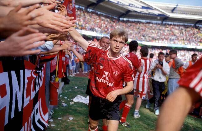 Christian Wück (Nürnberg) bedankt sich bei den Fans Fußball 1. BL Herren DEUTSCHSPRACHIGE SPORTZEITSCHRIFTEN UND -ZEITUNGEN NUR NACH RÜCKSPRACHE, Saison 1992 1993 Einzelbild Nürnberg