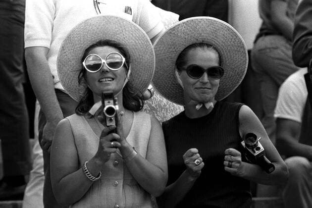 Spielerfrauen in Aufregung - Ilka Seeler (li.) und Brigitte Beckenbauer (beide BR Deutschland) drücken ihren Männern die Daumen und halten die Auftritte auf der Kamera fest Fußball WM Herren Weltmeisterschaft 1970, Länderspiel, Nationalmannschaft, Nationalteam, Gruppe Leon Spannung,