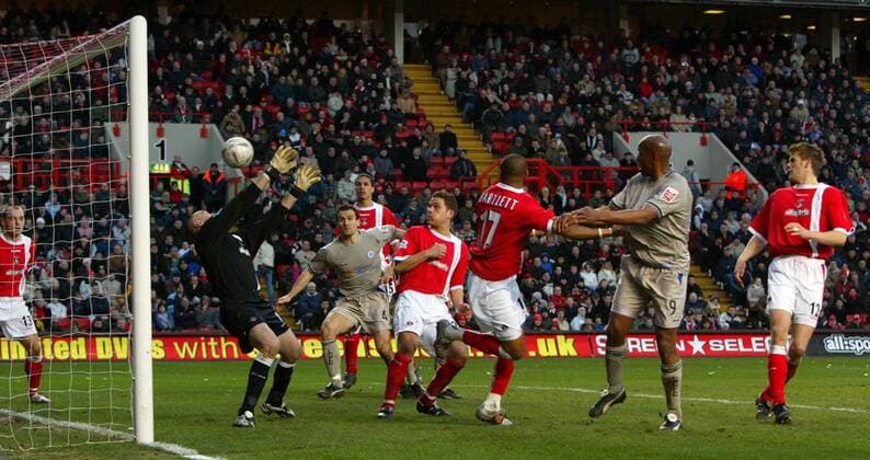 Dion Dublin (2 .v. re., Leicester City) trifft gegen Torwart Dean Kiely (Charlton) -  Fußball Herren FA Cup 2004 2005, Englischer Pokal, Pokalspiel, Charlton Athletic - Leicester City 1:2 Gruppe Charlton