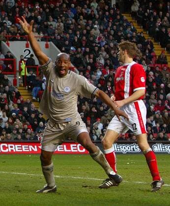 Torschütze Dion Dublin (Leicester City, li.) jubelt; daneben Hermann Hriedarsson (Charlton) enttäuscht -  Fußball Herren FA Cup 2004 2005, Englischer Pokal, Pokalspiel, Charlton Athletic - Leicester City 1:2 Gruppe Charlton Freude,