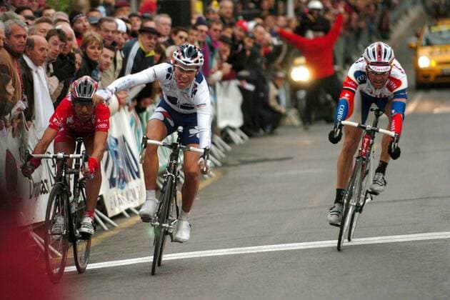 Sieger Philippe Gilbert (Belgien FDJeux.com, Mitte) jubelt, daneben Ruggero Marzoli (Italien Acqua e Sapone, li.) und Cedric Vasseur (Frankreich Cofidis) -  Radsport Herren Tour du Haut Var 2005, Straßenradsport, Straße, Rad, Gruppe Draguignan Freude,