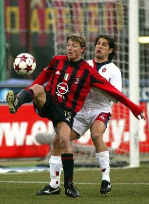 Jon Dahl Tomasson (li., Milan) gegen Francesco Bega (Cagliari) Fußball Herren Serie A 2004 2005, 1. Italienische Liga, AC Mailand - US Cagliari 1:0 Gruppe Mailand Dynamik,