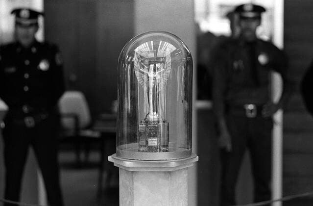 Der Coupe Jules Rimet ist in einer Glasglocke in der Bank von Leon ausgestellt Fußball WM Herren Vorschau Weltmeisterschaft 1970 Einzelbild Leon