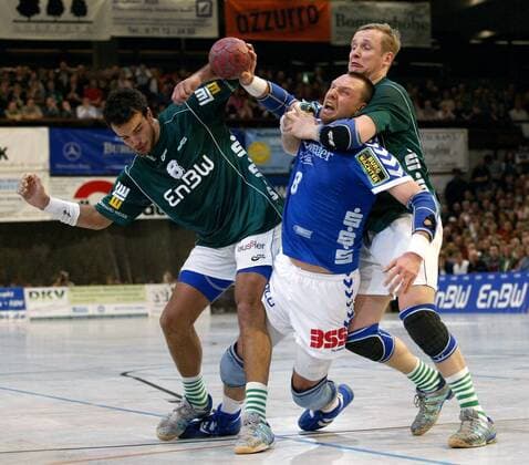 Christian Schwarzer (Lemgo, Mitte) wird von Andrius Stelmokas (re.) und Bruno Souza (beide Göppingen) in die Zange genommen Handball 1. BL Herren Saison 2004 2005, Frisch Auf Göppingen - TBV Lemgo 32:31, FrischAuf, FA, Vdig Gruppe Göppingen Kampf, Dynamik