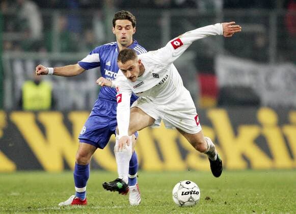 Jörg Böhme (vorn, Gladbach) setzt sich gegen Lincoln (Schalke) durch Fußball 1. BL Herren Saison 2004 2005, Borussia Mönchengladbach - FC Schalke 04 1:3 Gruppe Mönchengladbach Dynamik,