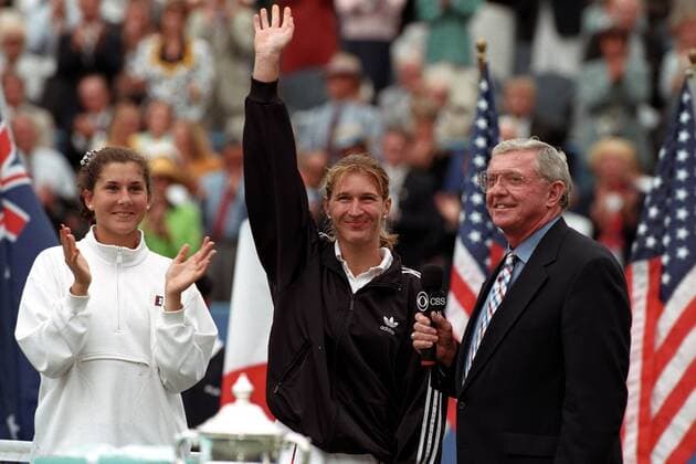 Steffi Graf (Deutschland, Mitte) neben ihrer Finalgegnerin Monica Seles (USA) im Siegerinterview mit CBS Tennis Damen US Open 1995, Grand Slam, WTA Tour, Gruppe Flushing Meadow, Meadows New York