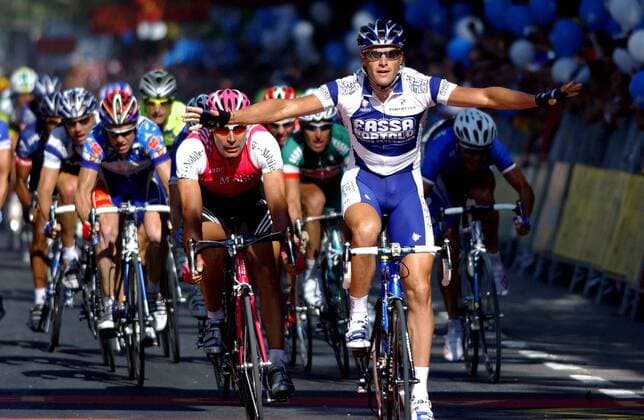 Alessandro Petacchi (Italien Fassa Bortolo, re.) gewinnt die 13. Etappe der Vuelta 2004 vor Erik Zabel (T Mobile Deutschland) -  Radsport Herren Vuelta a Espana 2004, Spanienrundfahrt, Straßenradsport, Straße, Rad, Vdig Gruppe 13. Etappe: El Ejido - Malaga Freude,