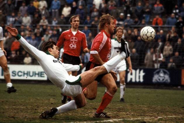 Dieter Hecking (li., Gladbach) einsatzstark gegen Jürgen Röber (Leverkusen) Fußball 1. BL Herren Saison 1984 1985, Borussia Mönchengladbach - Bayer 04 Leverkusen 1:1, Vdia Gruppe Mönchengladbach Dynamik,