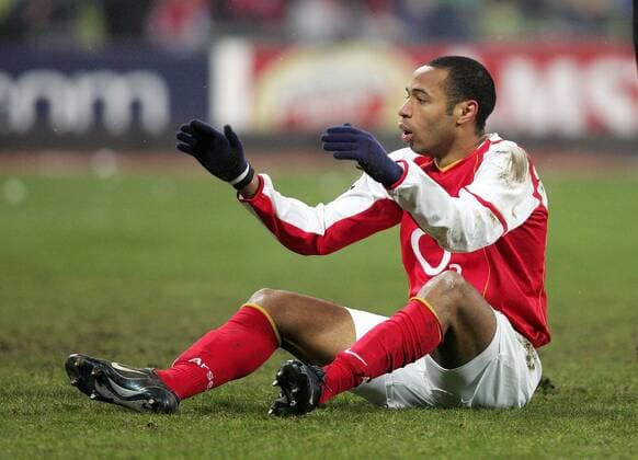 Thierry Henry (Arsenal) frustriert am Boden Fußball EC 1 Herren Champions League 2004 2005, Arsenal FC London, Einzelbild München Enttäuschung,