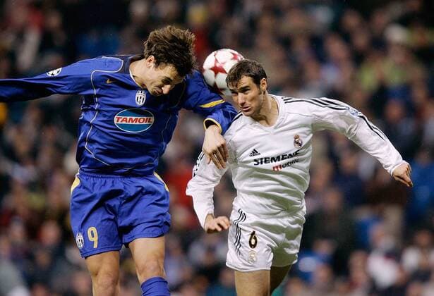 Zlatan Ibrahimovic (li., Juve) gegen Ivan Helguera (Real Madrid) -  Fußball EC 1 Herren Champions League 2004 2005, Real Madrid CF - Juventus Turin 1:0 Gruppe Madrid Dynamik,
