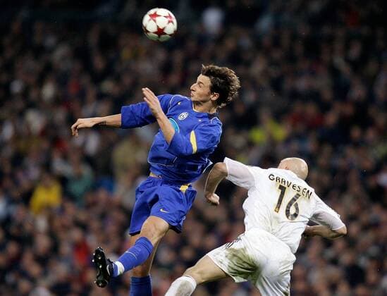 Zlatan Ibrahimovic (li., Juve) gegen Thomas Gravesen (Real Madrid) -  Fußball EC 1 Herren Champions League 2004 2005, Real Madrid CF - Juventus Turin 1:0 Gruppe Madrid Dynamik,