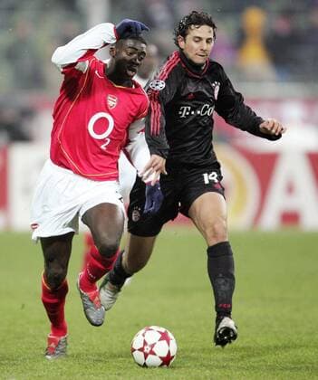 Kolo Toure (li., Arsenal) gegen Claudio Pizarro (Bayern) - Laufduell Fußball EC 1 Herren Champions League 2004 2005, FC Bayern München - Arsenal FC London 3:1, Gruppe München Dynamik,