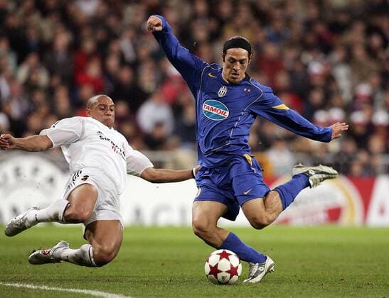 Mauro Camoranesi (re., Juve) zieht ab, Roberto Carlos (Real Madrid) kommt zu spät Fußball EC 1 Herren Champions League 2004 2005, Real Madrid CF - Juventus Turin 1:0, Juve Gruppe Madrid Dynamik,