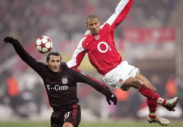 Gael Clichy (re., Arsenal) gegen Hasan Salihamidzic (Bayern) Fußball EC 1 Herren Champions League 2004 2005, FC Bayern München - Arsenal FC London 3:1, Gruppe München Dynamik,