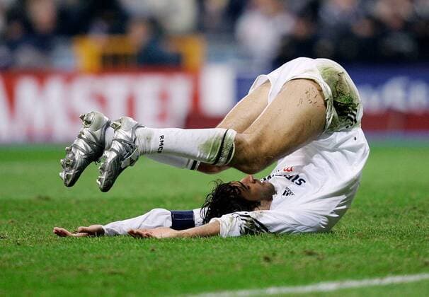Raul (Real Madrid) am Boden -  Fußball EC 1 Herren Champions League 2004 2005, Real Madrid CF Einzelbild Madrid Enttäuschung, Verzweiflung, Erschöpfung