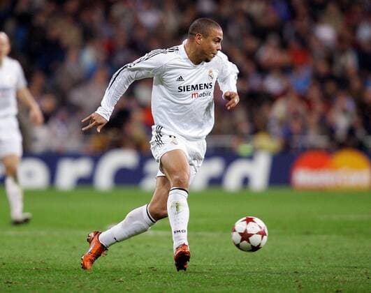 Ronaldo (Real Madrid) am Ball -  Fußball EC 1 Herren Champions League 2004 2005, Real Madrid CF Einzelbild Madrid Dynamik,