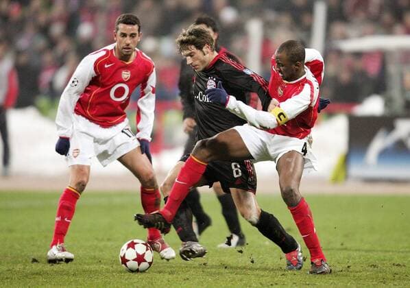 Torsten Frings (Mitte, Bayern) gegen Patrick Vieira (re.) und Edu (beide Arsenal) Fußball EC 1 Herren Champions League 2004 2005, FC Bayern München - Arsenal FC London 3:1, Gruppe München Dynamik,