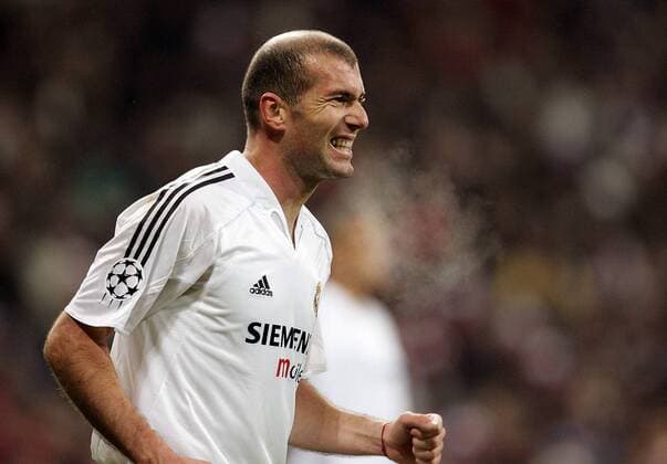 Zinedine Zidane (Real Madrid) beißt die Zähne zusammen Fußball EC 1 Herren Champions League 2004 2005, Real Madrid CF Einzelbild Madrid Skepsis, Erschöpfung