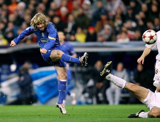 Pavel Nedved (Juve) zieht ab -  Fußball EC 1 Herren Champions League 2004 2005, Juventus Turin Einzelbild Madrid Glück,