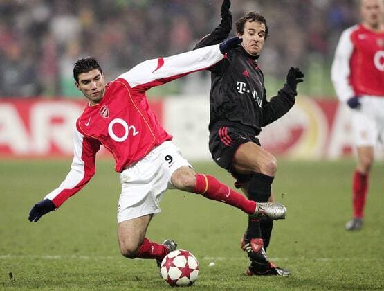 Jose Antonio Reyes (li., Arsenal) gegen Mehmet Scholl (Bayern) Fußball EC 1 Herren Champions League 2004 2005, FC Bayern München - Arsenal FC London 3:1, Gruppe München Dynamik,