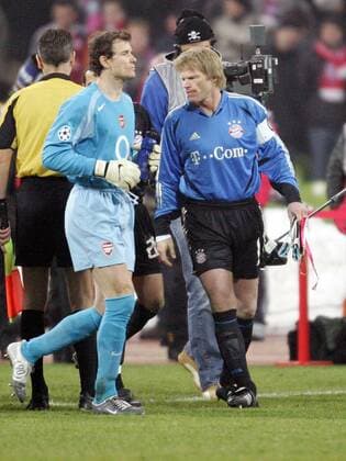 Torwart Oliver Kahn (re., Bayern) und Torwart Jens Lehmann (Arsenal) würdigen sich keines Blickes Fußball EC 1 Herren Champions League 2004 2005, FC Bayern München - Arsenal FC London 3:1, Gruppe München