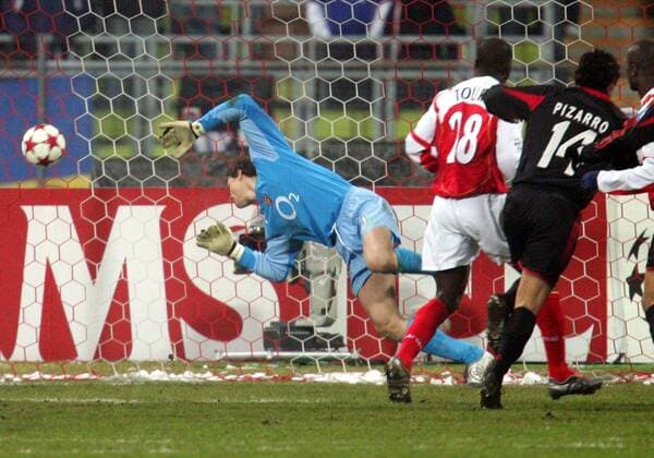 Torwart Jens Lehmann (Arsenal) kassiert durch Claudio Pizarro (Bayern, re.) das 2:0 Fußball EC 1 Herren Champions League 2004 2005, FC Bayern München - Arsenal FC London 3:1, Vdig Gruppe München Dynamik,