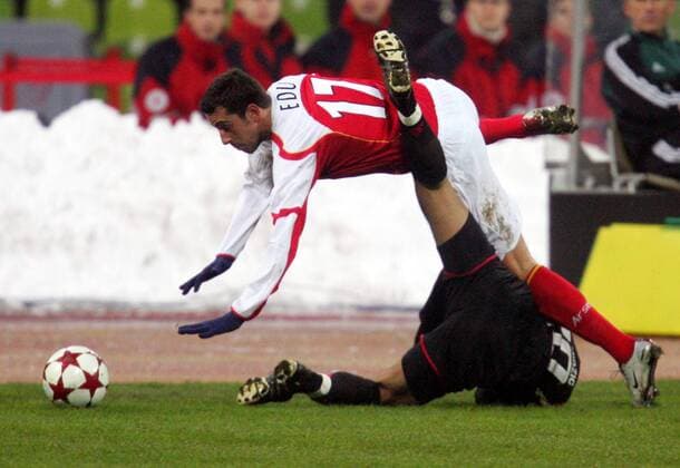 Edu (Arsenal) fällt über das ausgestreckte Bein des fallenden Hasan Salihamidzic (Bayern) Fußball EC 1 Herren Champions League 2004 2005, FC Bayern München - Arsenal FC London 3:1, Vdig Gruppe München Dynamik, Kampf