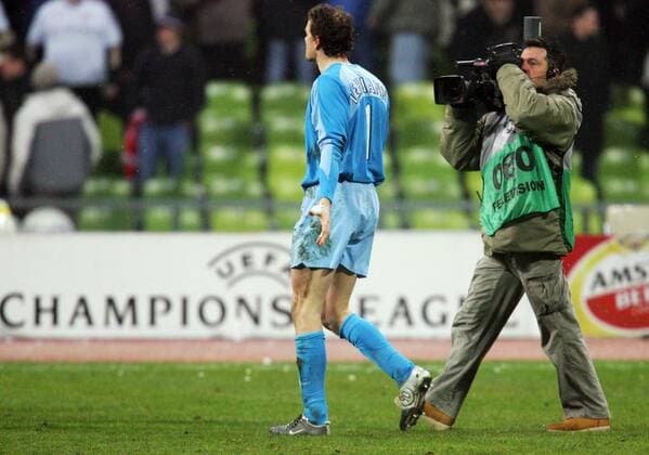 Torwart Jens Lehmann (Arsenal) verfolgt von einem Kameramann Fußball EC 1 Herren Champions League 2004 2005, Arsenal FC London, Achtelfinale, Vdig Gruppe München