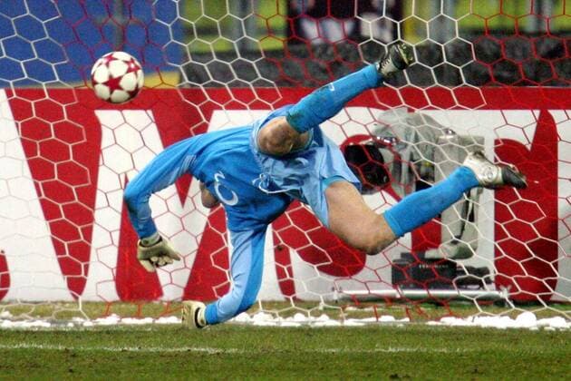 Gegentor: Torwart Jens Lehmann (Arsenal) kann dem Ball nur noch hinterher springen Fußball EC 1 Herren Champions League 2004 2005, Arsenal FC London, Achtelfinale, Vdig Einzelbild München Dynamik,