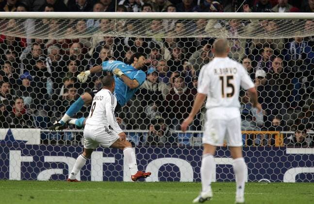 Torwart Gianluigi Buffon (Juventus) ist bei dem Gegentor zum 1:0 für Real Madrid chancenlos Fußball EC 1 Herren Champions League 2004 2005, Real Madrid CF - Juventus Turin 1:0, Juve, Achtelfinale Gruppe Madrid