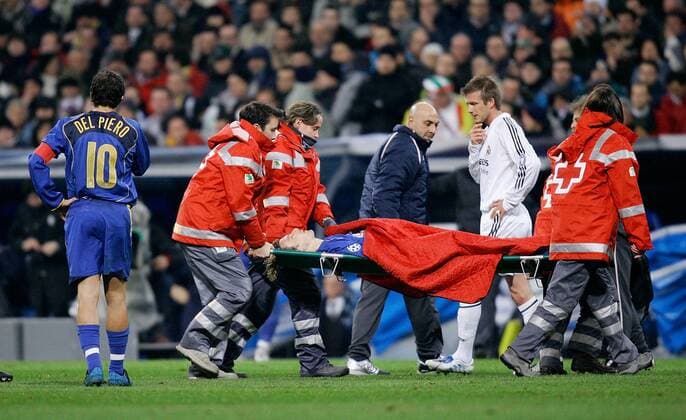 Pavel Nedved muss mit einer Gehirnerschütterung vom Platz getragen werden, Teamkollege Del Piero (li., beide Juventus) und David Beckham (Real Madrid) schauen besorgt zu Fußball EC 1 Herren Champions League 2004 2005, Real Madrid CF - Juventus Turin 1:0, Juve, Achtelfinale Gruppe Madrid