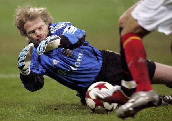 Torwart Oliver Kahn (Bayern) wirft sich dem Ball entgegen Fußball EC 1 Herren Champions League 2004 2005, FC Bayern München Einzelbild München Dynamik, Abwehr
