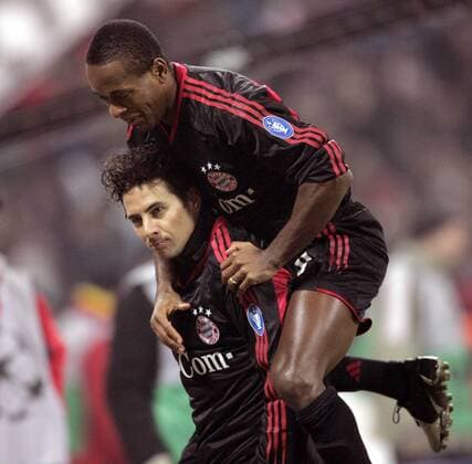 Torjubel Bayern - Torschütze Claudio Pizarro (li.) nimmt Ze Roberto Huckepack Fußball EC 1 Herren Champions League 2004 2005, FC Bayern München Gruppe München Freude,
