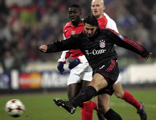 Claudio Pizarro (Bayern) erzielt das 1:0 Fußball EC 1 Herren Champions League 2004 2005, FC Bayern München - Arsenal FC London 3:1, Achtelfinale Gruppe München Dynamik,