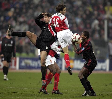 Mathieu Flamini (Arsenal, Mitte) gegen Torsten Frings (li.) und Ze Roberto (beide Bayern) Fußball EC 1 Herren Champions League 2004 2005, FC Bayern München - Arsenal FC London 3:1, Achtelfinale Gruppe München Dynamik, Kampf,